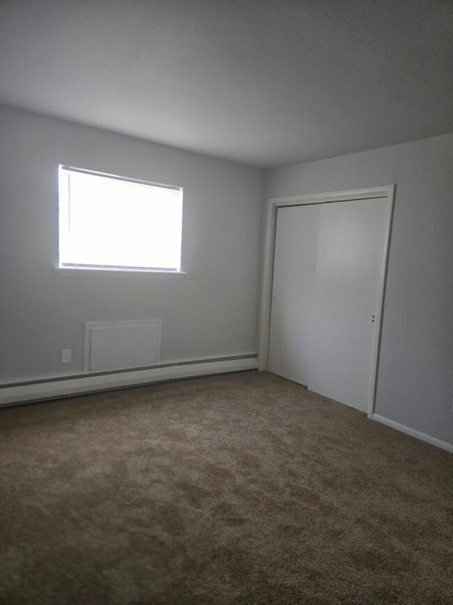 Building Photo - 2 bedrooms, 1 bathroom, 1st floor