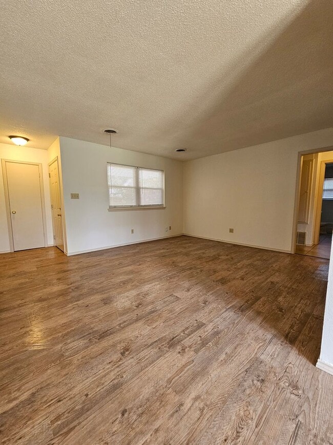 Building Photo - (3) Bed/(2) Bath Avail NOW!! Pet Negotiable!