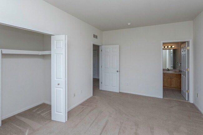 Foto del edificio - 14120 Webster Dr