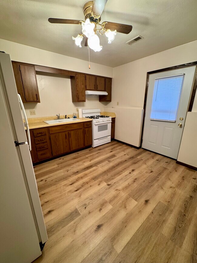 Foto del edificio - 104 E 9th Ave