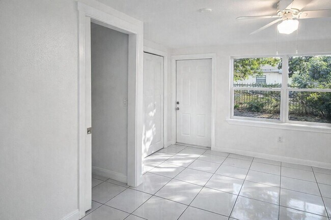 Foto del edificio - 2512 NW 9th Ct