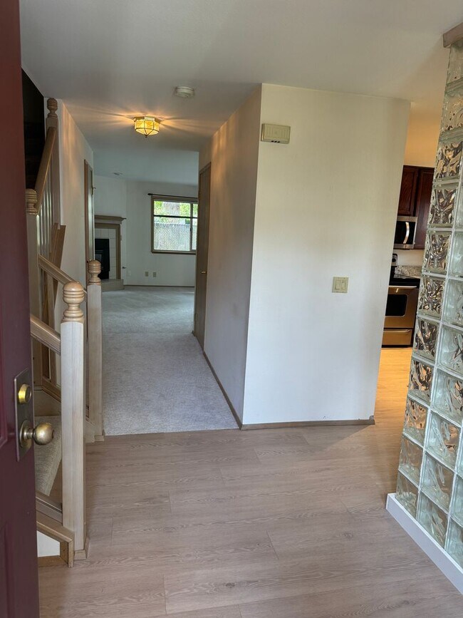 Foto del edificio - Privately placed, end unit townhome, brand...