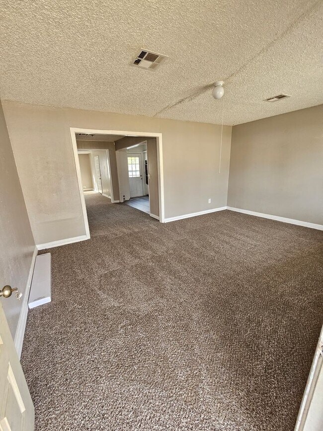 Building Photo - 3 Bedroom House Available in OKC