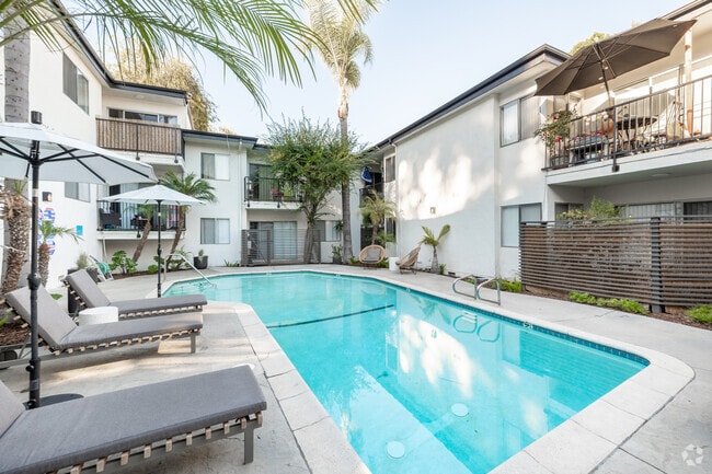 Pool - Regal Villa Apartments