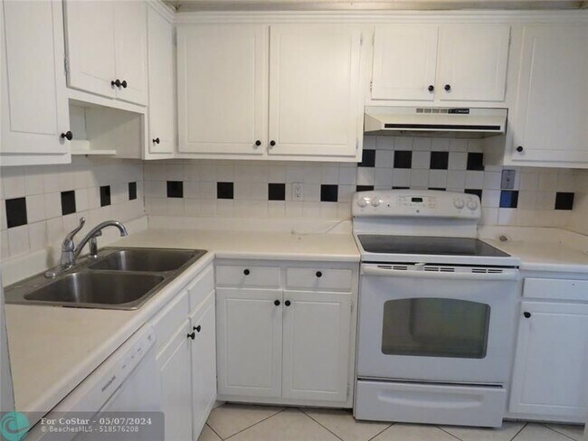 Building Photo - 501 SE 8th St