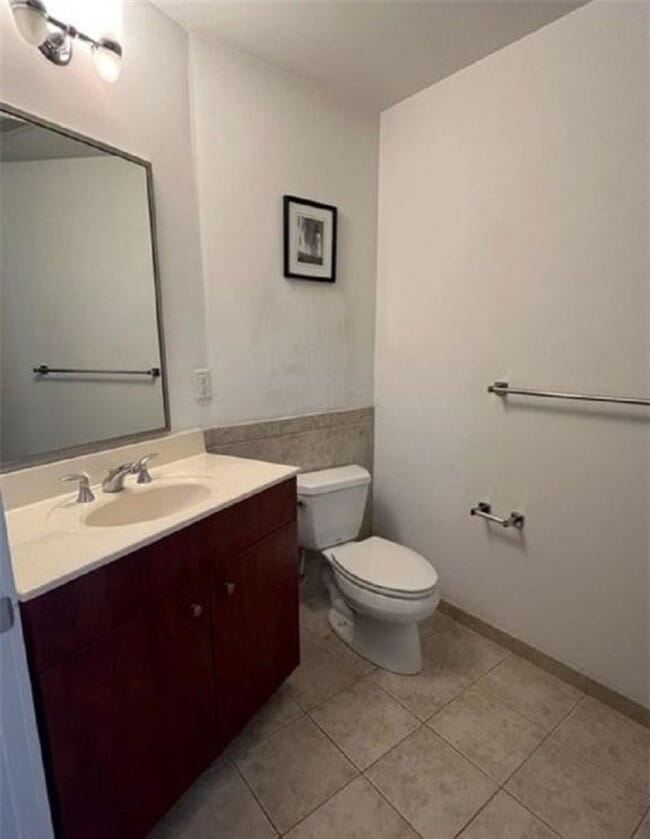 Building Photo - 1 Bedroom 2 Bath Condo in The Rotundra