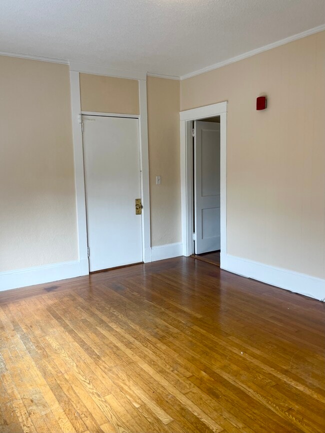 Sala de estar con entrada principal y cocina a la derecha. - 144 Van Zandt Ave