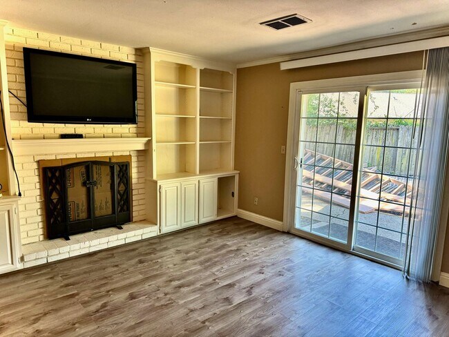 Foto del edificio - Great Location! Single Family 4 Bed/2 BA D...