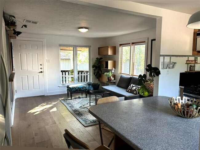 Foto del edificio - 613 Brentwood St