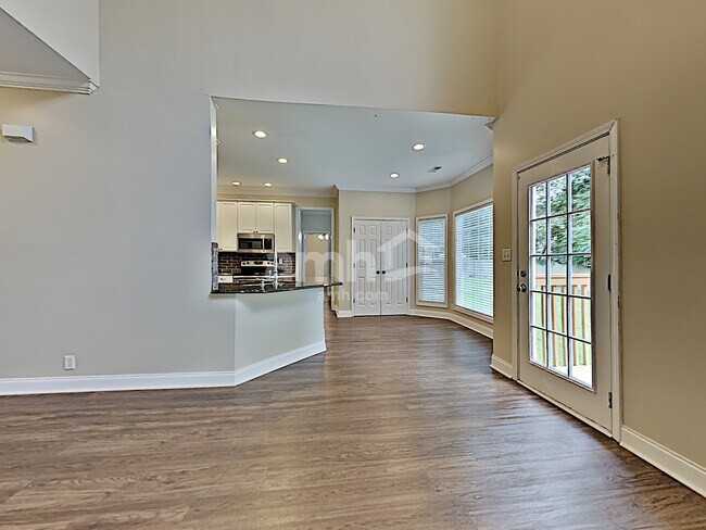 Foto del edificio - 830 Tully Rd