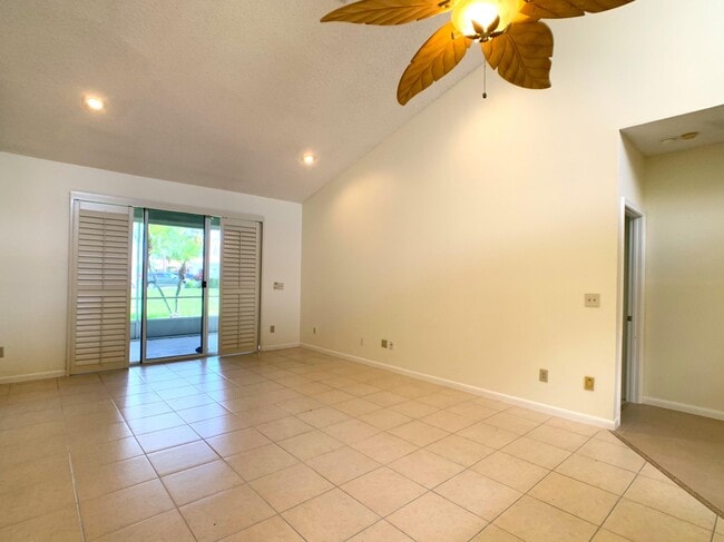 Building Photo - 10459 Lake Vista Cir