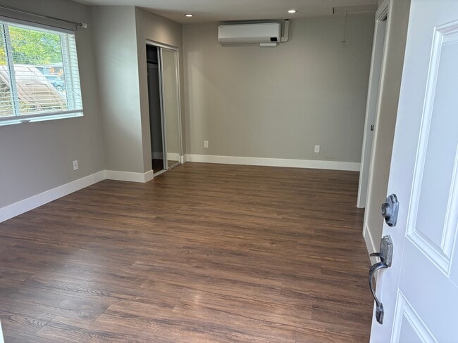 Building Photo - 911 E Aliso St