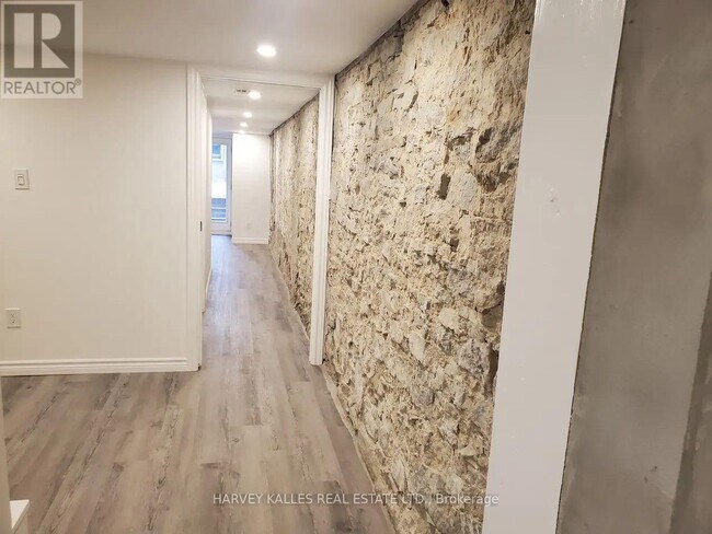 Photo du bâtiment - 1300 Lansdowne Ave