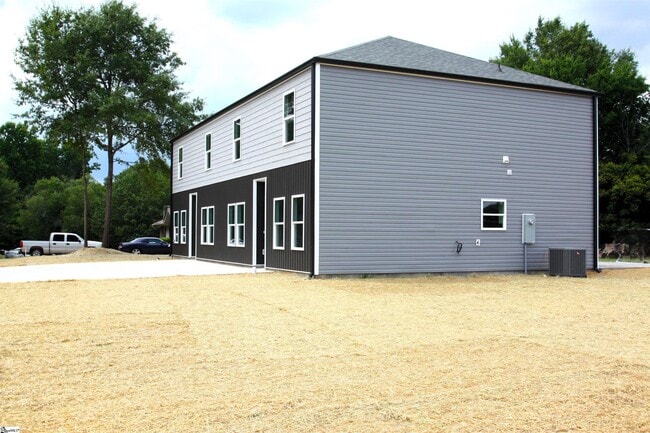 Building Photo - 402 Sierra Rd