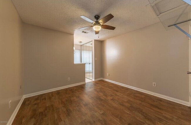 Dormitorio #2 - 913 St Landry St