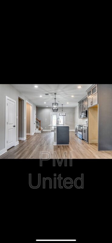 Primary Photo - 2240 Metropolitan Ave