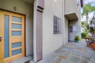 Building Photo - 852 N Poinsettia Pl