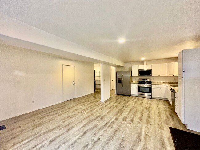 Building Photo - Cute cozy & bright 2 bedroom 1 bathroom home!