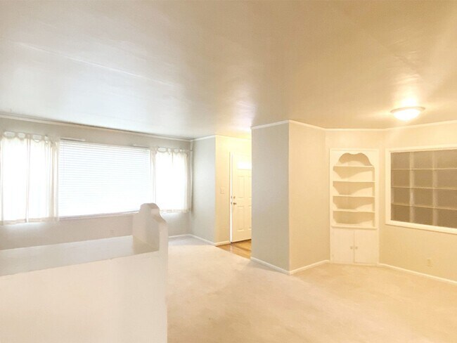 Building Photo - Charming 2 Bedroom duplex with garage in a...