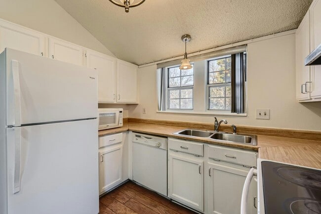 Building Photo - 16955 E Piedmont Dr