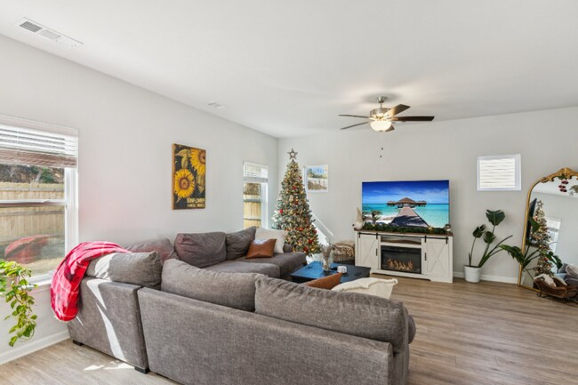 Building Photo - 566 Skye Dr