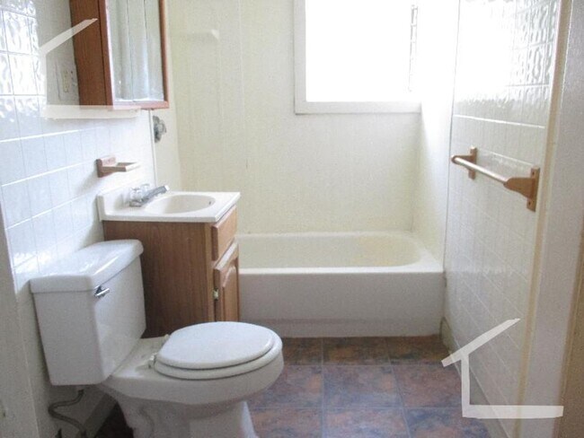 Foto del edificio - NO FEE Split Style 2 bed $1075 Each Close ...