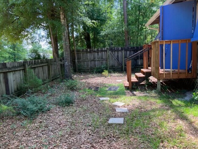 Building Photo - Cozy Cottage