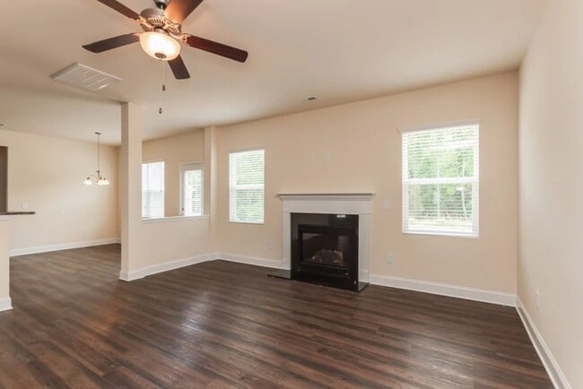 Building Photo - 205 Sassafras Rd