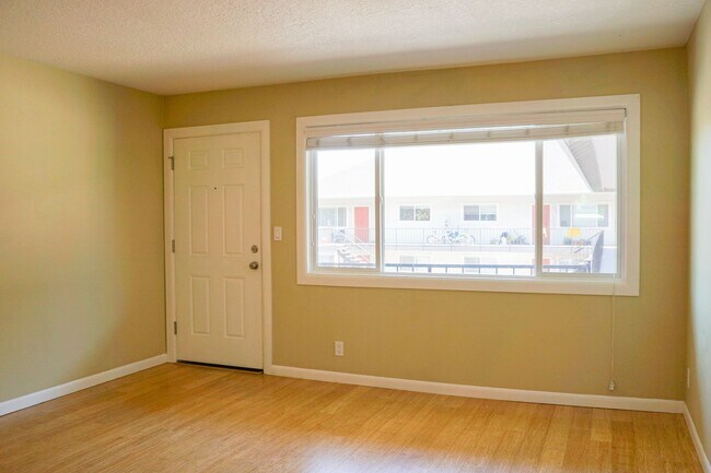 Building Photo - Top-Floor 2-Bedroom with Bamboo Flooring + Off-Street Parking!