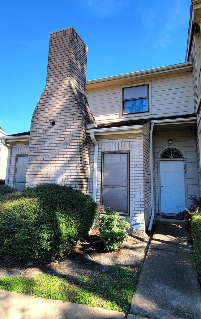 Building Photo - 800 Country Pl Dr