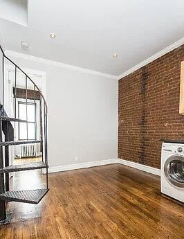 Foto principal - 219 E 23rd St
