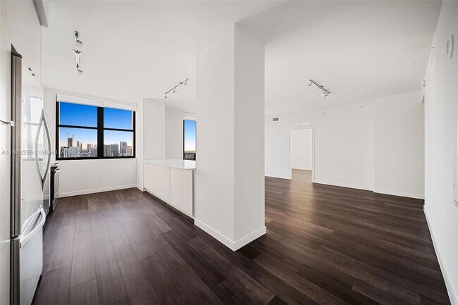 Foto del edificio - 555 NE 8th Street Unit 1601