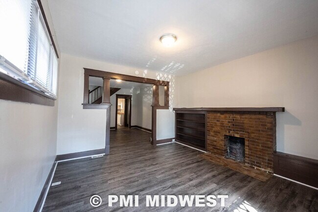 Foto del edificio - "Charming 3-Bed Duplex Retreat in Indianapolis – Spacious 1,318 Sq Ft with Modern Amenities!"