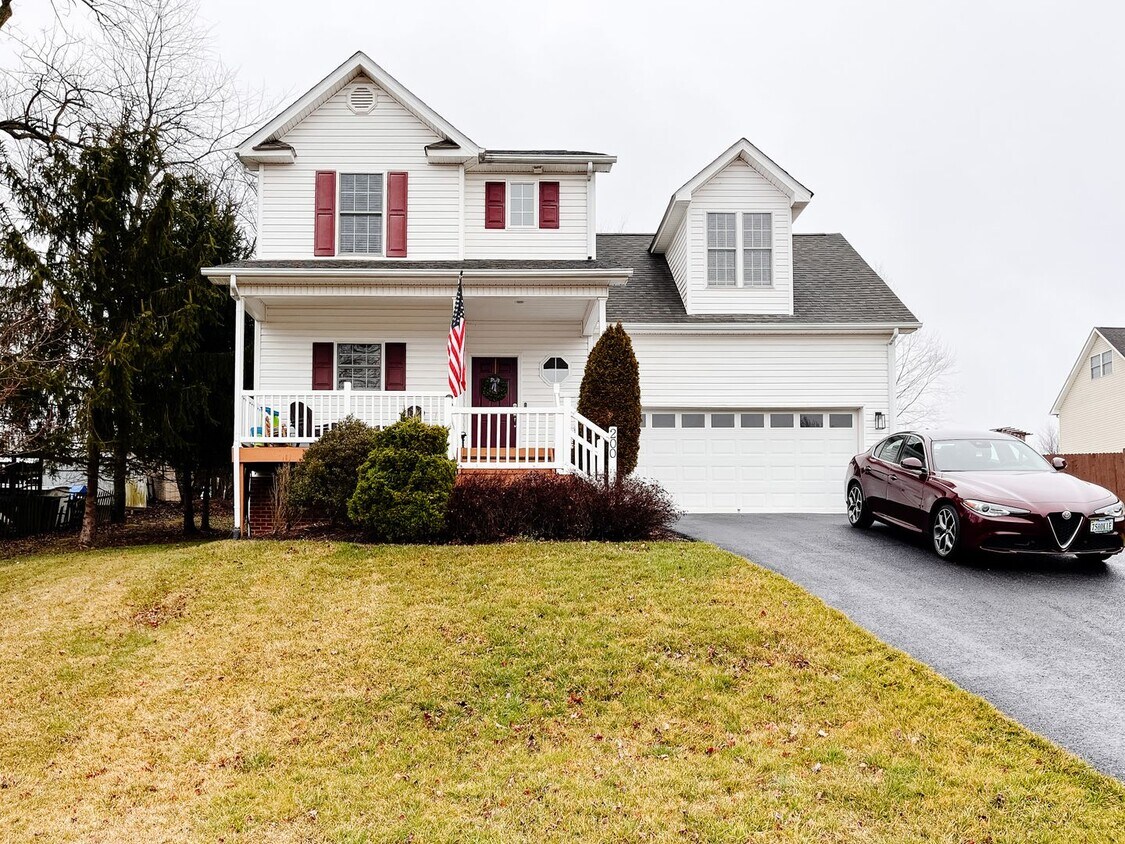 Quartz Counters! 3 Bedroom, 2.5 Bath House House Rental in