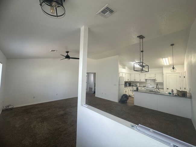 Building Photo - Great 3 bedroom, 2 bathroom home in Hurricane!!