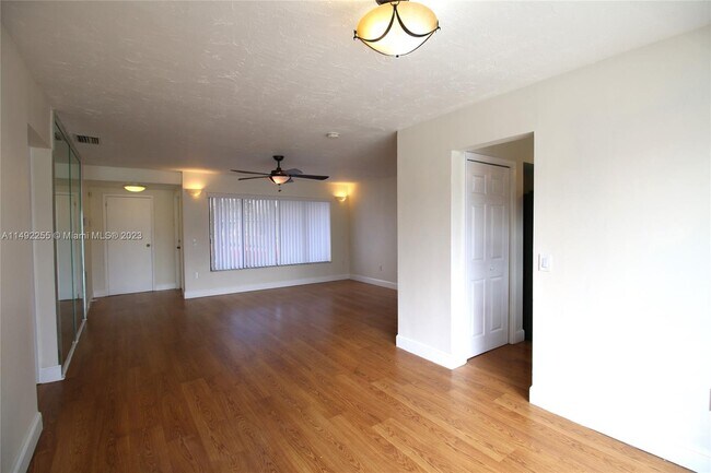 Foto del edificio - 10290 NW 24th Ct