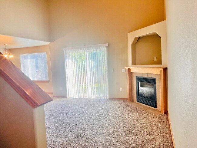 Building Photo - Enormous 4 Bed 2.5Bath + Bonus Room Great Lacey Neighborhood