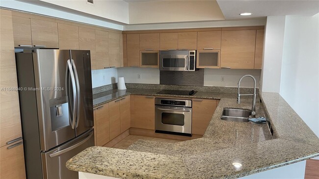 Foto del edificio - 14951 Royal Oaks Ln
