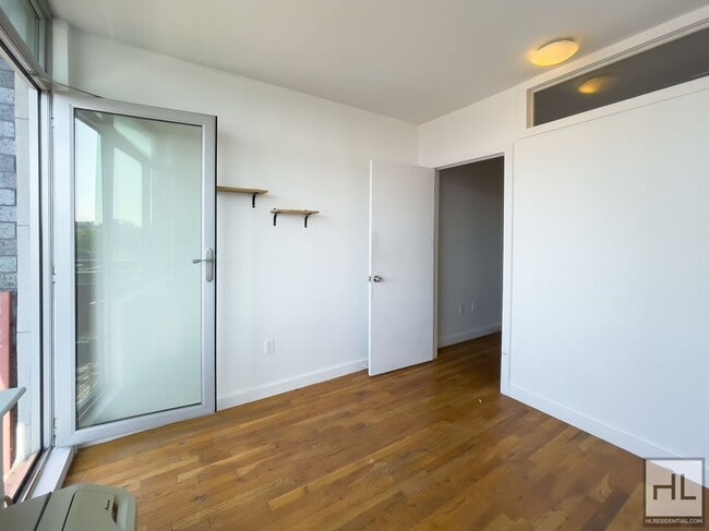 Foto del edificio - NOLL STREET / Spacious Bushwick 2-Bed 1-Bath / Elevator / In-Building Laundry