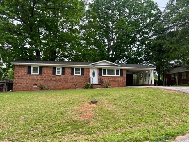 Foto del edificio - Fantastic Brick Ranch Home that has been refurbished - Open Floorplan with 3 bedrooms & 1.5 baths...