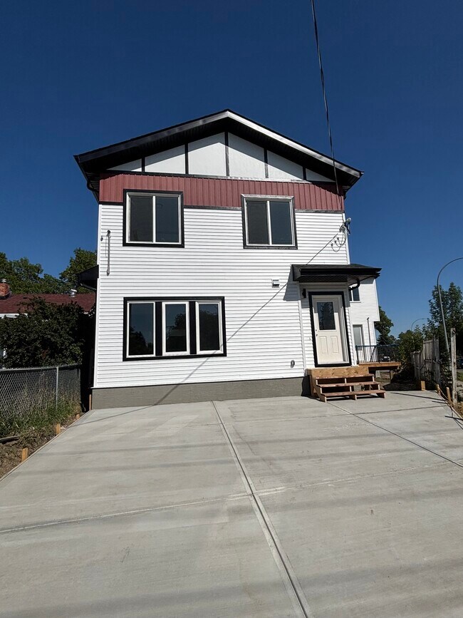 Building Photo - 9302 90 St NW