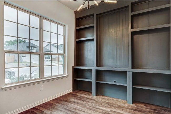 Building Photo - 13006 Bloomington Dr