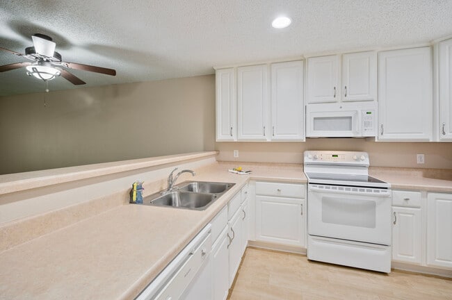 Building Photo - Somerset Oaks Apartments and Townhomes