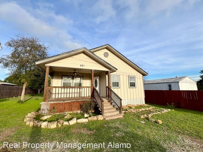 Building Photo - 3 br, 2 bath House - 691 Tamarack Drive