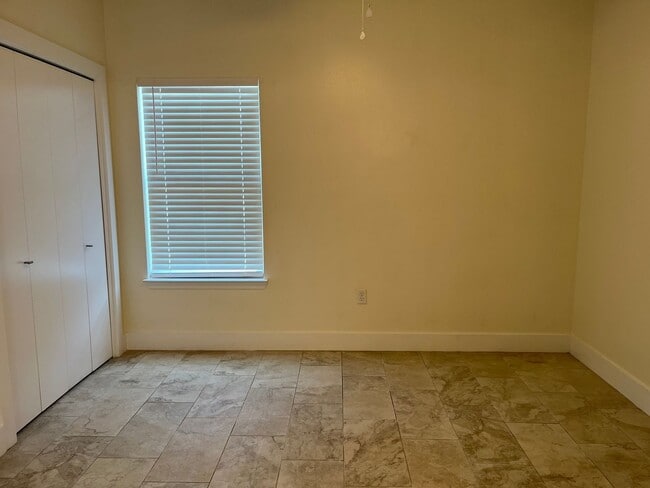 Building Photo - AVAILABLE NOW!! 2 Bed / 2 Bath Townhome in the Heart of FWB