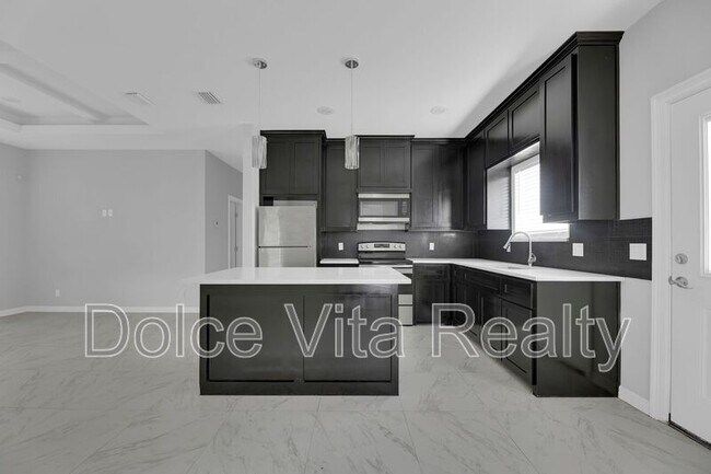 Building Photo - 1012 E la Cantera Ave