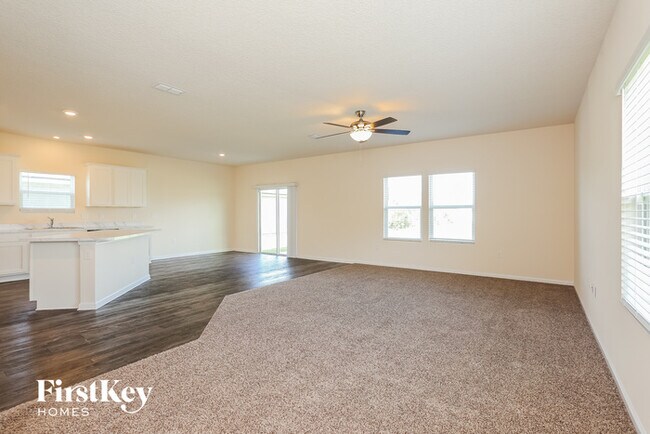 Building Photo - 2587 Beachview Dr