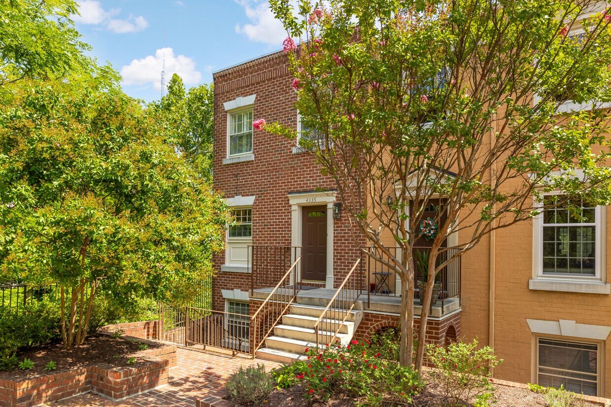 Foto principal - 4335 Massachusetts Ave NW