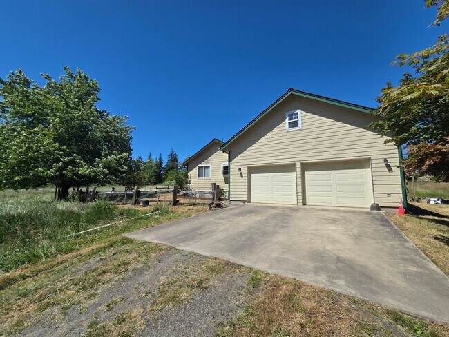 Building Photo - Port Ludlow Farmhouse for Rent, Freshly Updated and Available Now!