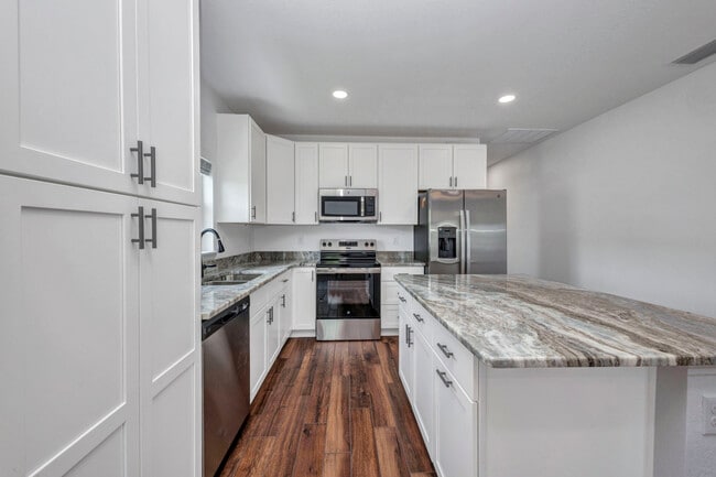 Building Photo - 409 Carmalita St